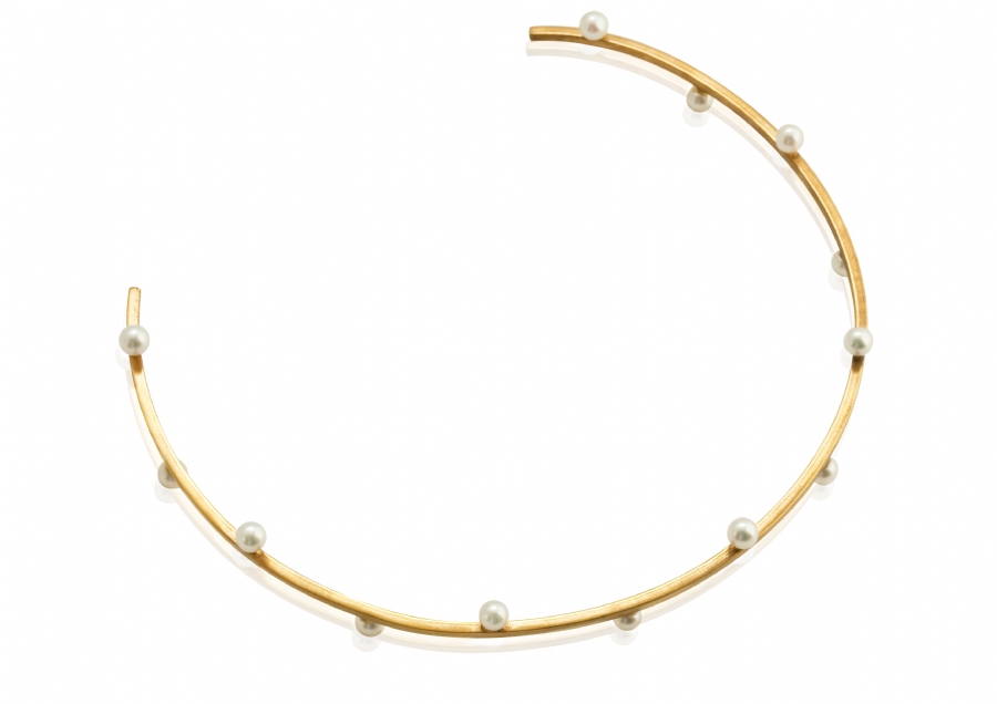 Opposite pearls chocker